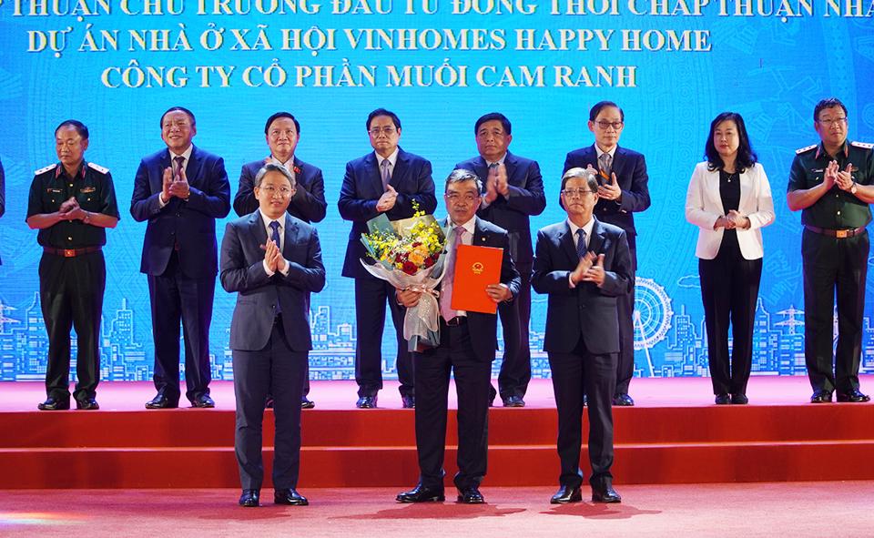 chủ tịch ctcp vinhomes nhận giấy chứng nhận đăng ký đầu tư dự án nhà ở xã hội vinhomes happy home